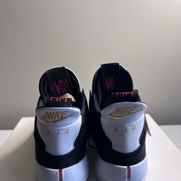 Nike Air Jordan XXXIII Black White University Red Metallic Gold woman 7-8 - Picture 4 of 10